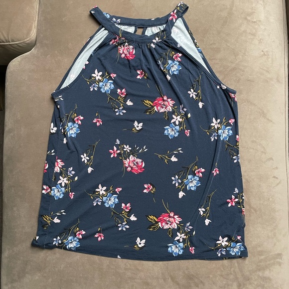 Market & Spruce Kaya keyhole tank top size Medium - Picture 1 of 7